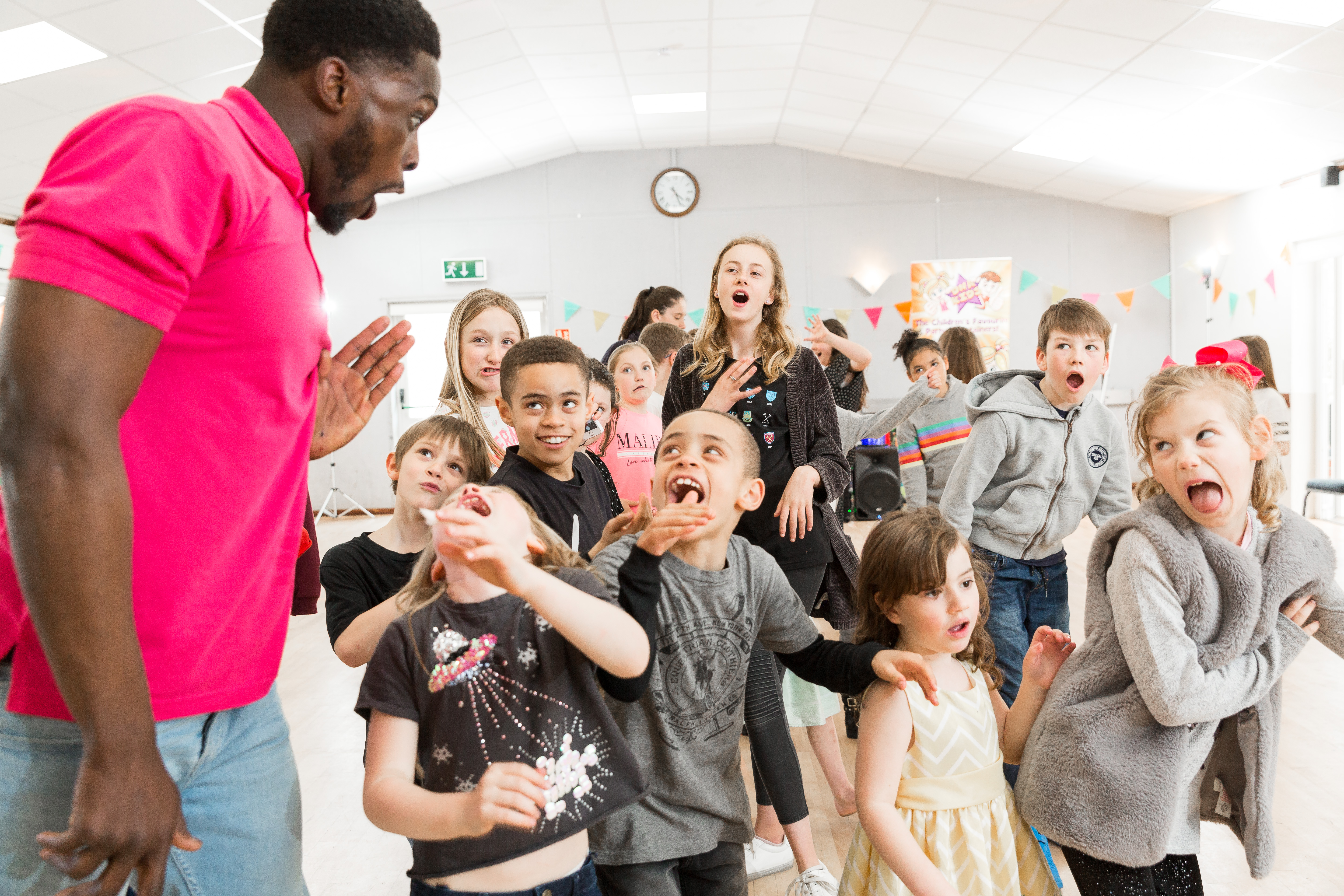 Kids entertainer in a pink shirt